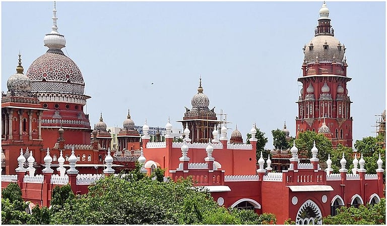 சாலைகளை ஆக்கிரமித்த மத வழிபாட்டு கட்டமைப்பை நியாயப்படுத்த முடியாது: சென்னை ஐகோர்ட்