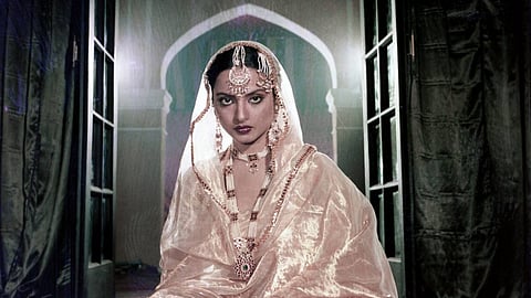 Rekha's portrayal of the eponymous Umrao is steeped in dignity and melancholic strength.