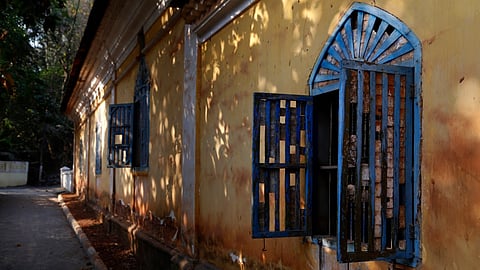 Today, dwindling oyster populations, urban redevelopment, and a loss of artisanal skills threaten their survival, leaving conservationists racing to preserve this fragile architectural heritage.