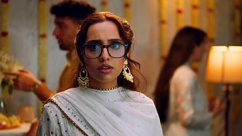 In the film, Sabah ultimately turns the glasses to herself and finds out that she, too, carries assumptions and unresolved expectations about what she wants, many of them shaped by the very family system she is questioning. 