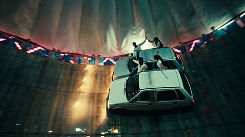 A stunt act that defies gravity and is performed without safety is bound to draw attention.