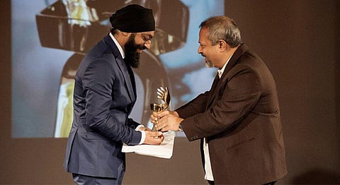 Rapper Prabh Deep accepting the Toto Music Award 2018