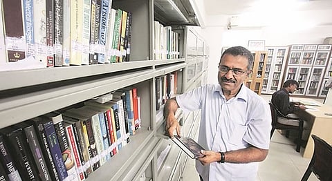 This Ex-MP Started A Top Notch Science Library In Pune After Retirement