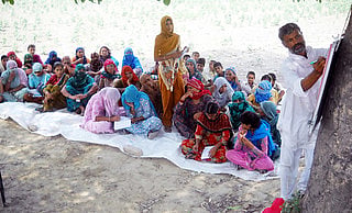 A class on farm insects in progress. Source: Keet Saksharta Mission
