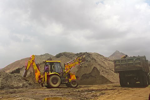 Illegal sand mining is extensive in India (Image: Sumaira Abdulali; Wikimedia Commons)