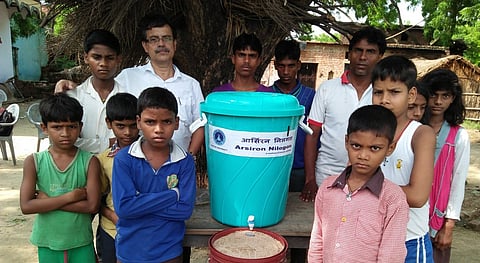 Dr Robin Dutta demonstrating the use of Arsiron Nilogon technology in Anantapur village in Mirzapur , Uttar Pradesh 