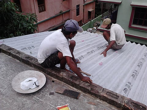 Corrugated asbestos sheet roofing (Image: Biswarup Ganguly, Wikimedia Commons)