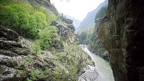 Chandrabhaga river through Pangi valley, Himachal Pradesh (Image Source: Wikimedia Commons)