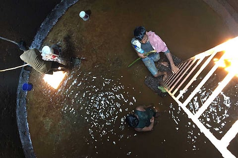 केरल के वेंगूर में जल भंडारण टैंकों की सफाई करते कर्मचारी। फोटो: वेंगूर पंचायत