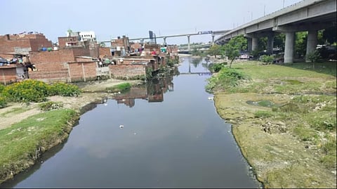शहरी इलाकों में सहायक नदियां और नाले अकसर अतिक्रमण का शिकार हो जाते हैं। इससे न केवल जल निकासी प्रभावित होती है, बल्कि भूजल के रिचार्ज में भी बाधा उत्‍पन्‍न होती है।&nbsp;&nbsp;