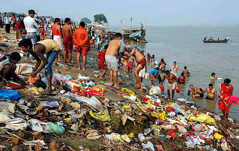 मृतप्राय हो चुकी नदियों को प्रदूषण और अतिक्रमण मुक्‍त करने के अभियान चलाकर पुनर्जीवित किया जा सकता है।