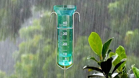 बारिश का स्‍तर मापने का सर्वाधिक प्रचलित उपकरण यह बेलनाकार वर्षामापी है, जिसे स्‍टैंडर्ड रेनगेज के नाम से भी जाना जाता है। 