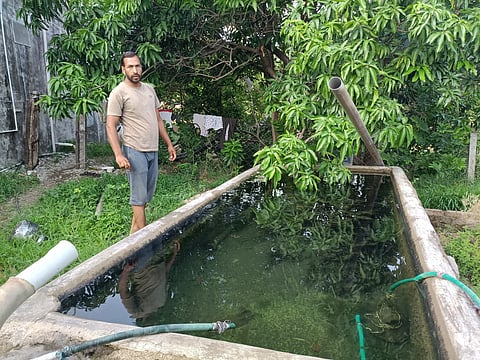 तस्वीर में मौजूद टैंक में बारिश का पानी भरा हुआ है। मंदसौर ज़िले में गुरडिया प्रताप गांव के कालूराम पाटीदार के बेटे अर्जुन पाटीदार इस पानी की मदद से वर्मी कंपोस्ट बनाने की तैयारी कर रहे हैं।
