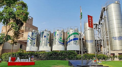 दूध और डेयरी उत्‍पादें के लिए मशहूर ब्रांड अमूल अब पनीर मट्ठे से इथेनॉल बनाने की तैयारी में है । 
