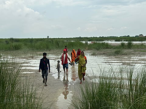 सुपौल ज़िला मुख्यालय से करीब 80 किलोमीटर दूर कोसी के तटबंधों के बीच बसे सिघरहट्टा गांव के लोग साल के आठ महीने बाढ़ से प्रभावित रहते हैं।
