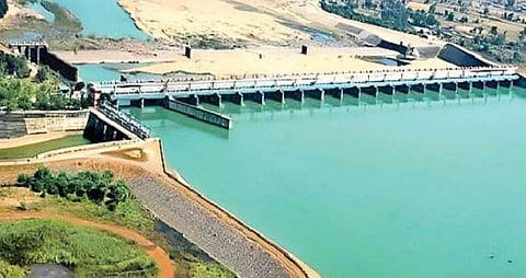 छत्‍तीसगढ़ में महानदी पर बैराज, एनीकट और डायवर्जन बनाए जाने को लेकर ओडिशा ने कई बार आपत्ति जताई है। इसी को लेकर दोनों राज्‍यों के बीच कई दशकों से जल विवाद चल रहा है। 