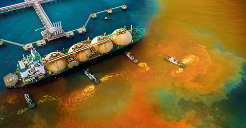 तेल टैंकर जहाज़ों से होने वाले तेल रिसाव के हादसे दुनिया भर में समुद्रों को प्रदूषित कर रहे हैं। 