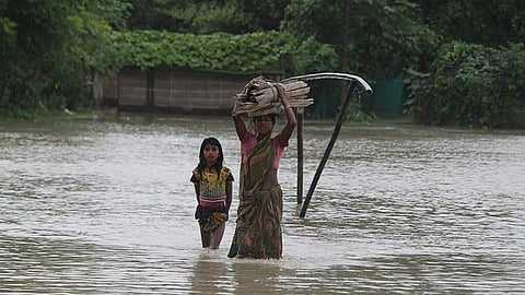 आसमान में जमा नदियों के पानी से भारत में भीषण बाढ़ आ सकती है। 