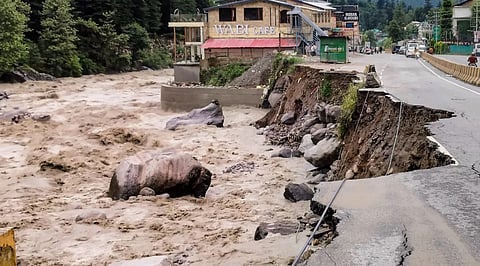जलवायु परिवर्तन के चलते&nbsp; हिमालयी नदियों के प्रवाह में तेजी आने के कारण फ्लैश फ्लड का&nbsp;तबाही वाला रूप देखने को मिल रहा है।  