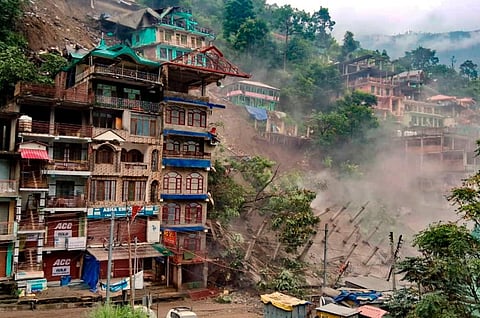 हिमाचल प्रदेश में विकास कार्यों के लिए जंगलों की अंधाधुंध कटाई विनाशकारी साबित हो रही है। इसके चलते आए दिन भूस्‍खलन की घटनाएं होती दिखाई दे रही हैं। 