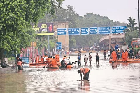 जलभराव और बाढ़ की समस्या देश की राजधानी दिल्ली की एक असलियत बन चुकी है।
