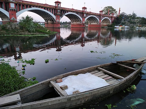 प्रदूषण के कारण लखनऊ में गोमती नदीका पानी किसी गंदे नाले की तरह काला और बदबूदार हो गया है। नदी की प्राकृतिक ढंग से सफाई करने के लिए सरकार ने ‘रिवर रैंचिंग' कार्यक्रम के तहत इसमें बड़ी संख्‍या में मछली के बच्‍चे छोड़ने का अभियान शुरू किया है।