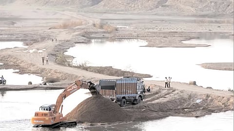 यमुना से अवैध उत्‍खनन करने वाले बालू माफिया ने ट्रकों और पोकलेन आदि की आवाजाही के लिए नदी के बीच एक सड़क बना दी है, जिससे यमुना के पानी का प्रवाह बुरी तरह बाधित हो गया है। 