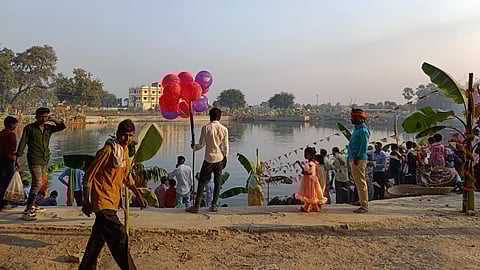 सूर्य ढलते ही घाट जीवंत हो उठते हैं। महिलाएं गीत गाती हैं, बच्चे खेलते हैं और पानी में दीप झिलमिलाते हैं। नदी का किनारा आस्था और आनंद का संगम बन जाता है।