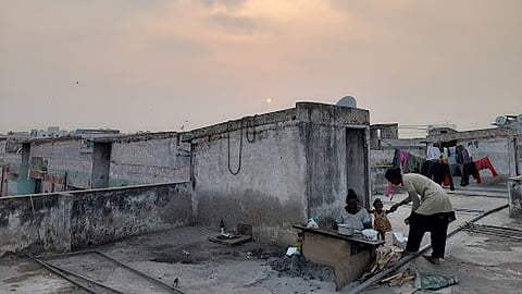 हैदराबाद जैसे शहरों में कुछ लोग हाशिए पर रहते हुए भी चुपचाप काम करते रहते हैं, ताकि शहर का सिस्टम खराब होने पर भी सभी घरों तक पानी पहुंचता रहे।