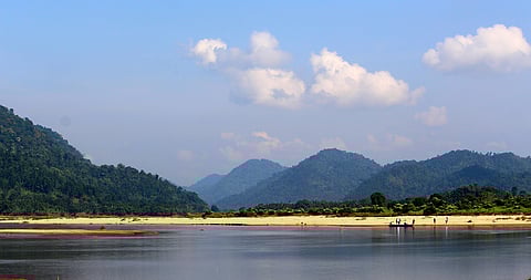 असम-मेघालय की पर्वतीय घाटियों में बहती कुल्‍सी नदी, जिसपर 55 मेगावाट का हाइड्रो पावर प्रोजेक्‍ट बनाने का प्रस्‍ताव है। 