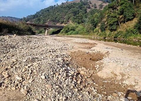 स्थानीय रिपोर्ट और क़ानूनी फ़ाइलों से यह साफ़ हो गया है कि मिंटडू नदी के पानी की पारदर्शिता और बहाव क्षमता अब पहले जैसी नहीं रह गई है।