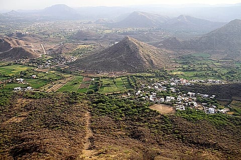 अरावली पहाड़ों पर मंडराते संकट पर संज्ञान लेते हुए सुप्रीम कोर्ट के नए फैसले से इसके संरक्षण के लिए आवाज़ रहे लोगों में एक नई उम्‍मीद की किरण जगी है। 