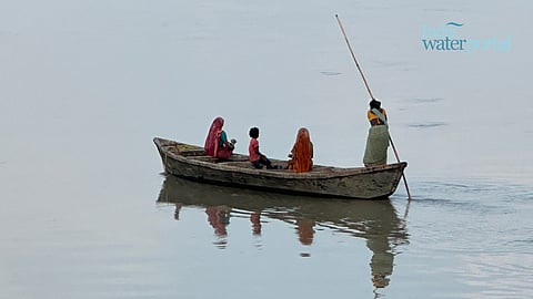 कोसी नदी में नाव चलाती महिला 