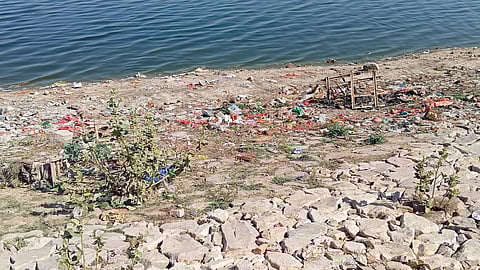 सांगानेर इलाक़े में हो रहे कंक्रीट निर्माणों और कपड़ा उद्योगों के बीच सिमटती जा रही है जयपुर की चंदलाई झील