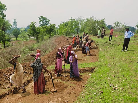 हलमा की प्राचीन परंपरा के तहत&nbsp;सामूहिक श्रमदान के जरिये रतलाम की बजाना तहसील के तीन गांवों के अदिवासियों ने सुख चुके पानी के नालों को फिर से खोद कर जलाशय तैयार किया।&nbsp;