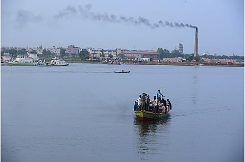 गोदावरी के तेलंगाना राज्य में बहने वाले हिस्से के पानी के रंग में बदलाव आया है। नदी के कई हिस्सों में पानी का रंग काला पड़ रहा है। 