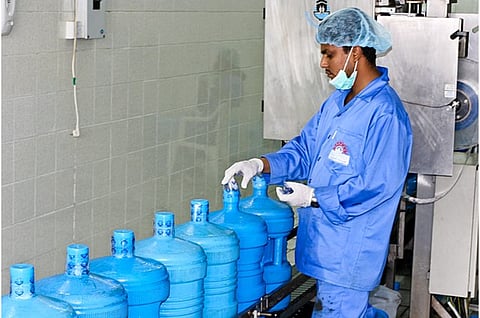 पैक्ड पानी को नल या अन्य स्रोतों के मुकाबले सुरक्षित मान लिया जाता है। लेकिन विभिन्न रिपोर्ट और अध्ययन में यह तथ्य सवाल के घेरे में आ गया है। 