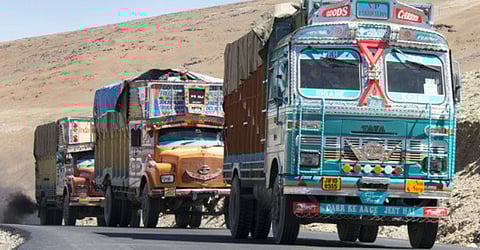 ट्रकों का धुआं कार्बन डाईऑसाइड (CO₂) जैसी ग्रीन हाउस गैस के उत्‍सर्जन तक सीमित नहीं है, बल्कि नाइट्रस ऑक्‍साइड (NOx) और सल्‍फर डाईऑसाइड (SOx) जैसी ज़हरीली गैसें हवा की गुणवत्‍ता को गंभीर रूप से प्रभावित कर ही हैं।