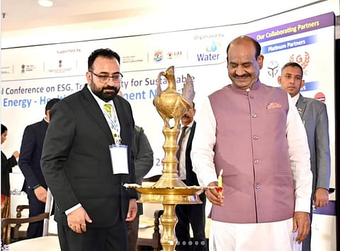 नई दिल्‍ली के इंडिया इंटरनेशनल सेंटर (IIC) में वाटर ट्रांसवर्सैलिटी ग्लोबल अवार्ड्स 2026 के पुरस्‍कार वितरण समारोह का दीप जलाकर&nbsp;उद्घाटन करते लोकसभा अध्‍यक्ष ओम बिड़ला।&nbsp;