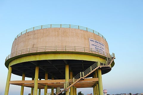 लाखों लीटर की क्षमता वाली पानी की टंकियों के धराशाई हो जाने से एक बड़े इलाके की जलापूर्ति व्‍यवस्‍था चरमरा जाती है।