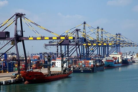 सरकार नदियों में अंतर्देशीय जलमार्ग विकसित कर देश के भीतर जल परिवहन को बढ़ावा देने की योजना पर तेजी से काम कर रही है।