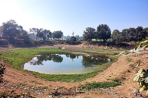 राजस्थान में मिट्टी और पत्थर की मदद से बनाया गया छोटा सा तालाब जोहड़।