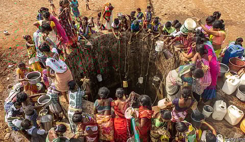 गर्मी के मौसम में भारत के कई इलाकों में जल संकट इतना गंभीर हो जाता है कि महिलाओं को पानी लेने के लिए कई किलोमीटर दूर जाना पड़ता है।