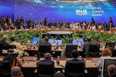 पिछले साल (2025) ब्राज़ील में हुए&nbsp;COP30 सम्‍मेलन की एक गोलमेज बैठक में भाग लेते सदस्‍य देशों के प्रतिनिधि।