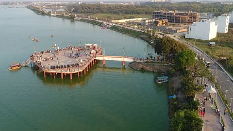 गोरखपुर के रामगढ़ताल का महत्व केवल एक जल पर्यटन स्‍थल तक ही सीमित नहीं है।&nbsp;इस झील के पर्यावरणीय महत्‍व के कारण इसको शहर के “अर्बन वाटर बफर” के रूप में भी देखा जाता है।