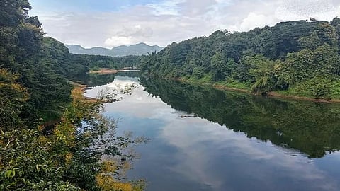 पहाड़ों, घने जंगलों और ढाल वाले मैदानों की अपनी खास भौगोलिक स्थिति के कारण छत्‍तीसगढ़ राज्‍य नदियों से भरपूर है। महानदी जैसी बड़ी नदी से लेकर दर्ज़नों छोटी नदियां इस राज्‍य के भूभाग को सिंचित करती हैं।&nbsp;