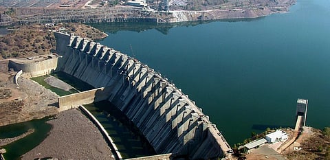 केंद्रीय जल आयोग देश की नदियों और बांधों के जलाशयों के जलस्‍तर पर नज़र रखने के साथ ही बाढ़ और सूखे जैसी प्राकृतिक आपदाओं की पूर्व सूचनाएं भी जारी करता है।&nbsp;