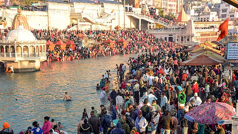 गंगा&nbsp;दशहरा किसी पूजा विशेष का दिन नहीं है। यह उस स्मृति का दिन है जिसमें पानी केवल ज़रूरत नहीं, जीवन और संबंध की तरह याद किया जाता है।
