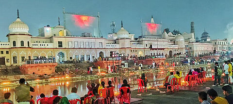 अयोध्‍या में पर्यटन को बढ़ावा देने के लिए सरयू तट पर स्थित  ‘राम की पैड़ी’ की गहन सफाई करााकर इसको और भव्य बनाने की तैयारी राज्‍य सरकार कर रही है।