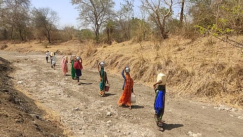 सिहोर जिले में ग्रामणों द्वारा तालाब खोदे जाने के बावजूद अधिकारी उसे भरने के लिए पानी उपलब्‍ध नहीं करा रहे, जिसके चलते लोगों को काफी दूर से पानी ढो कर लाना पड़ रहा है।